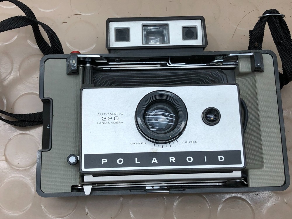VINTAGE POLAROID 320 AUTOMATIC LAND CAMERA
