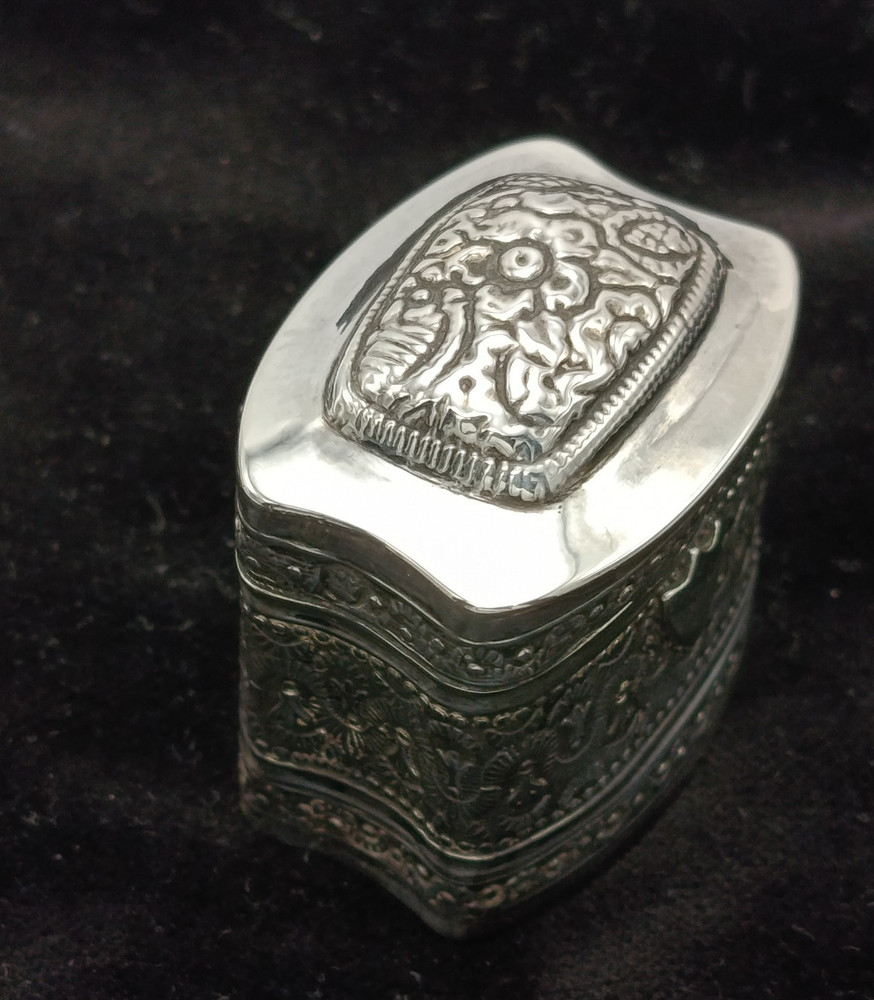 19th Century Loderein Dutch Scent Snuff Solid Silver Repousse Hinged Lid Box