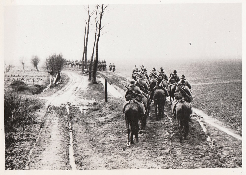 WORLD WAR ll ~ DUTCH CAVALRY TROOPS ON MANEUVERS - 1940