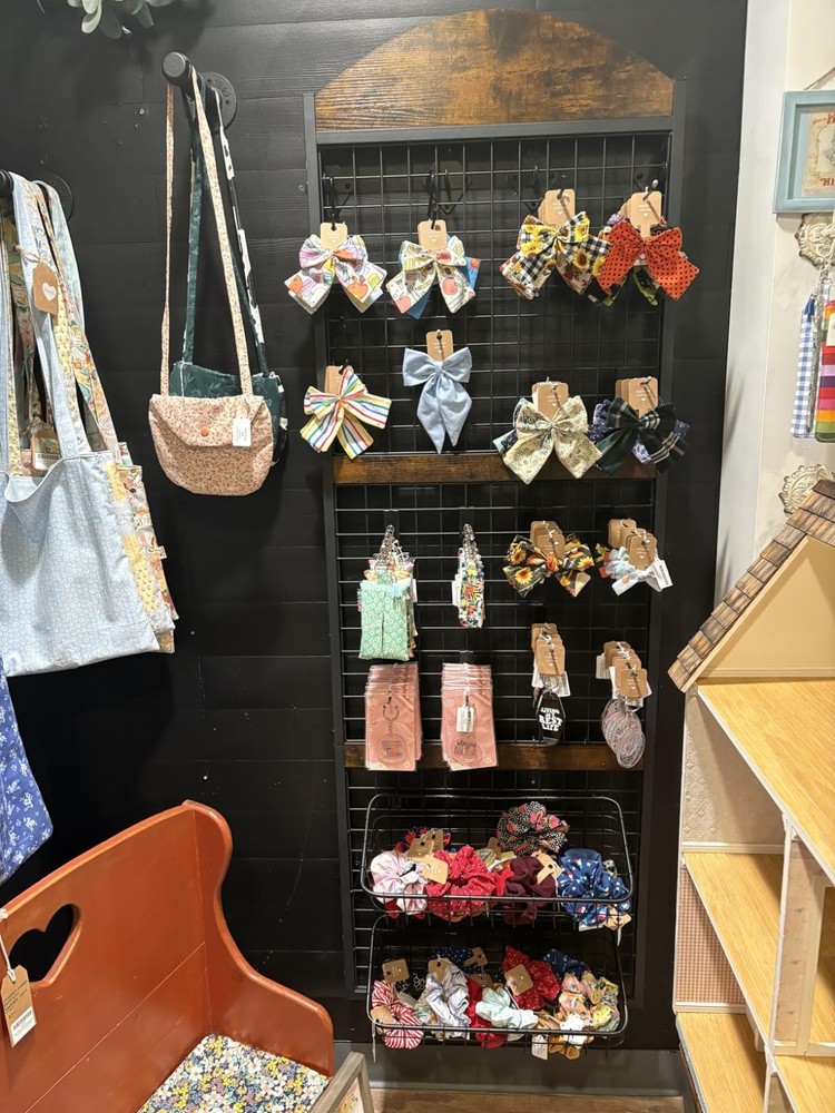 Display Grid Rack 5.2 ft Panel & Rustic Wood Stand Craft Art Gridwall Wire Tower