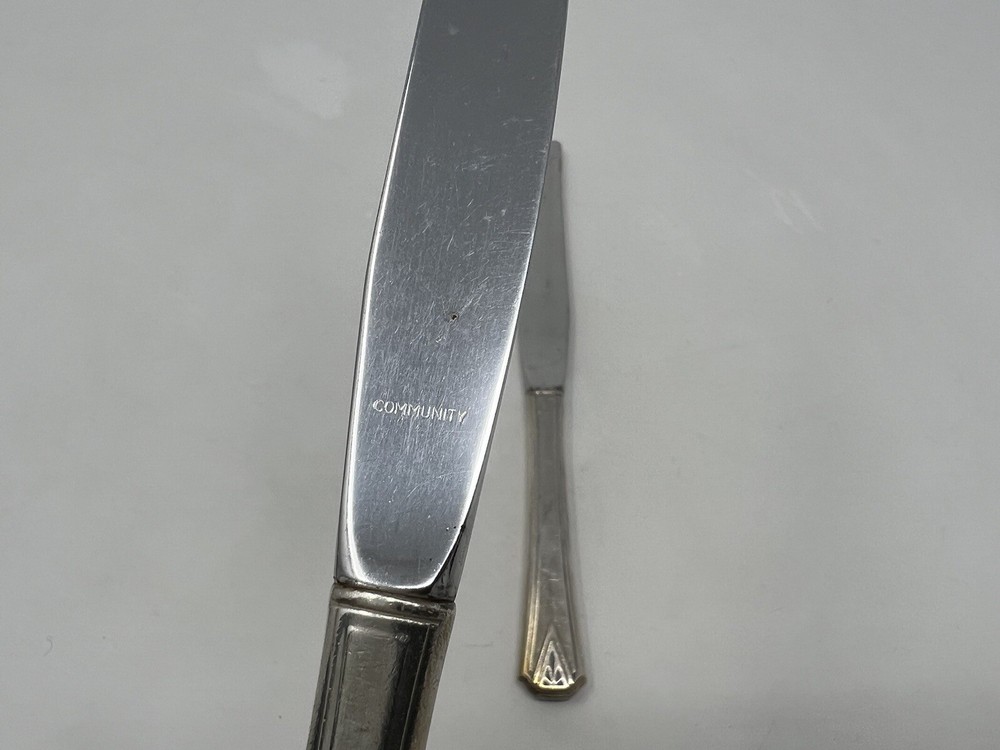 Oneida Deauville pattern Community Plate 2 Modern Dinner Knives Flatware 9-1/4"