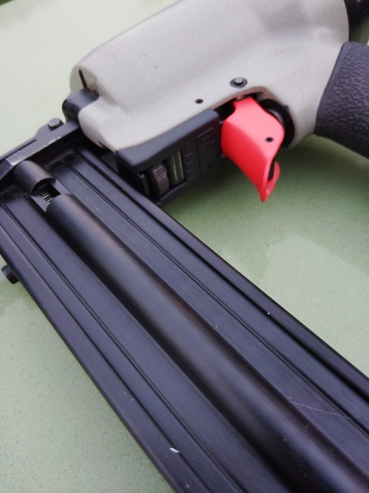 PORTERING CABLE PNEUMATIC NAIL GUN