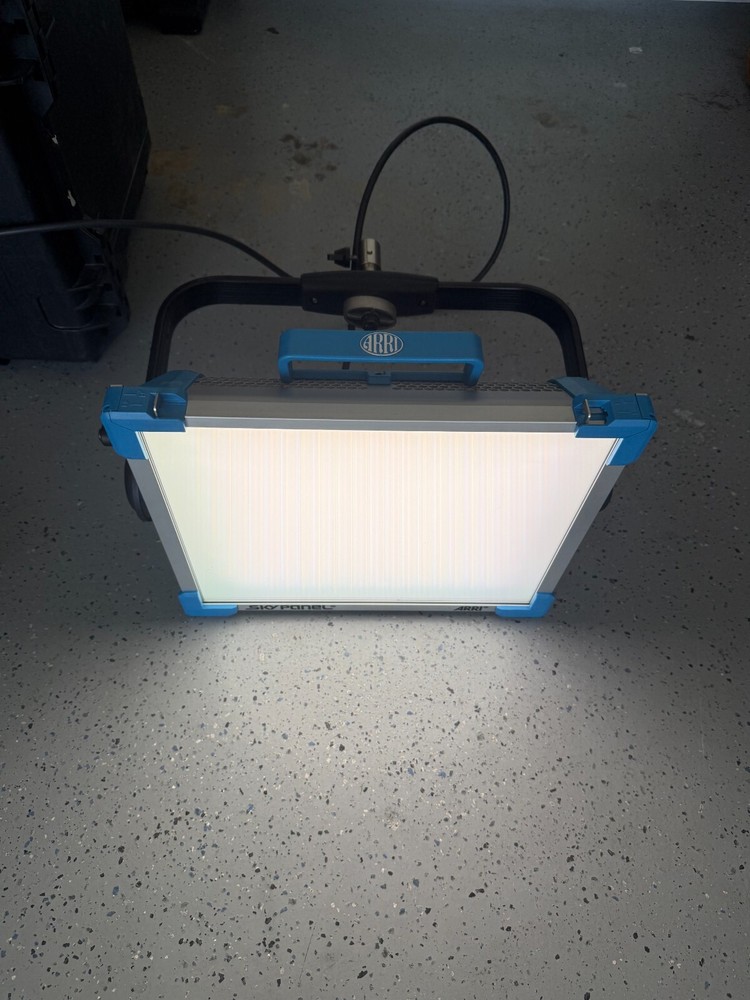 ARRI SkyPanel S30 Basic LED Kit + 40° Grid Wheeled Custom Jason Case VERY CLEAN!