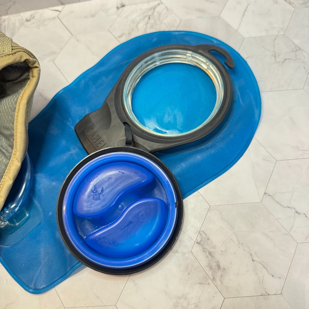 Camelback Snobowl Hydroback Hydration Hiking Backpack 32oz Bladder Tan in EUC