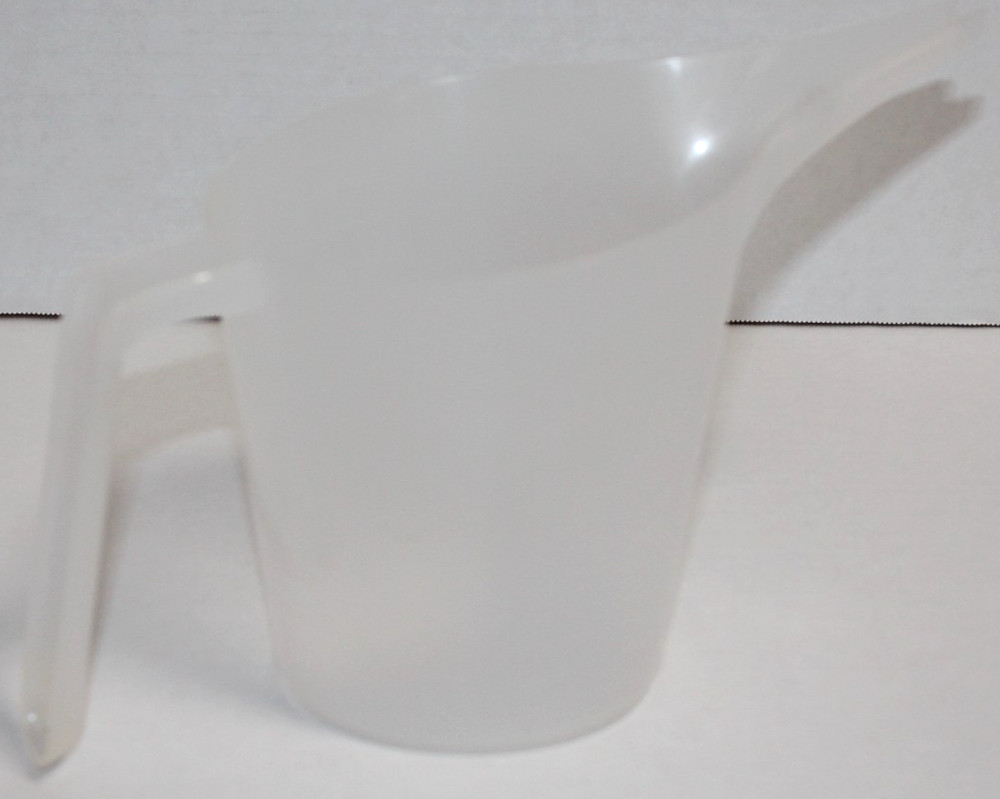 Vintage Plastic 3 1/2 Cup Extra Long Spout Measuring Cup