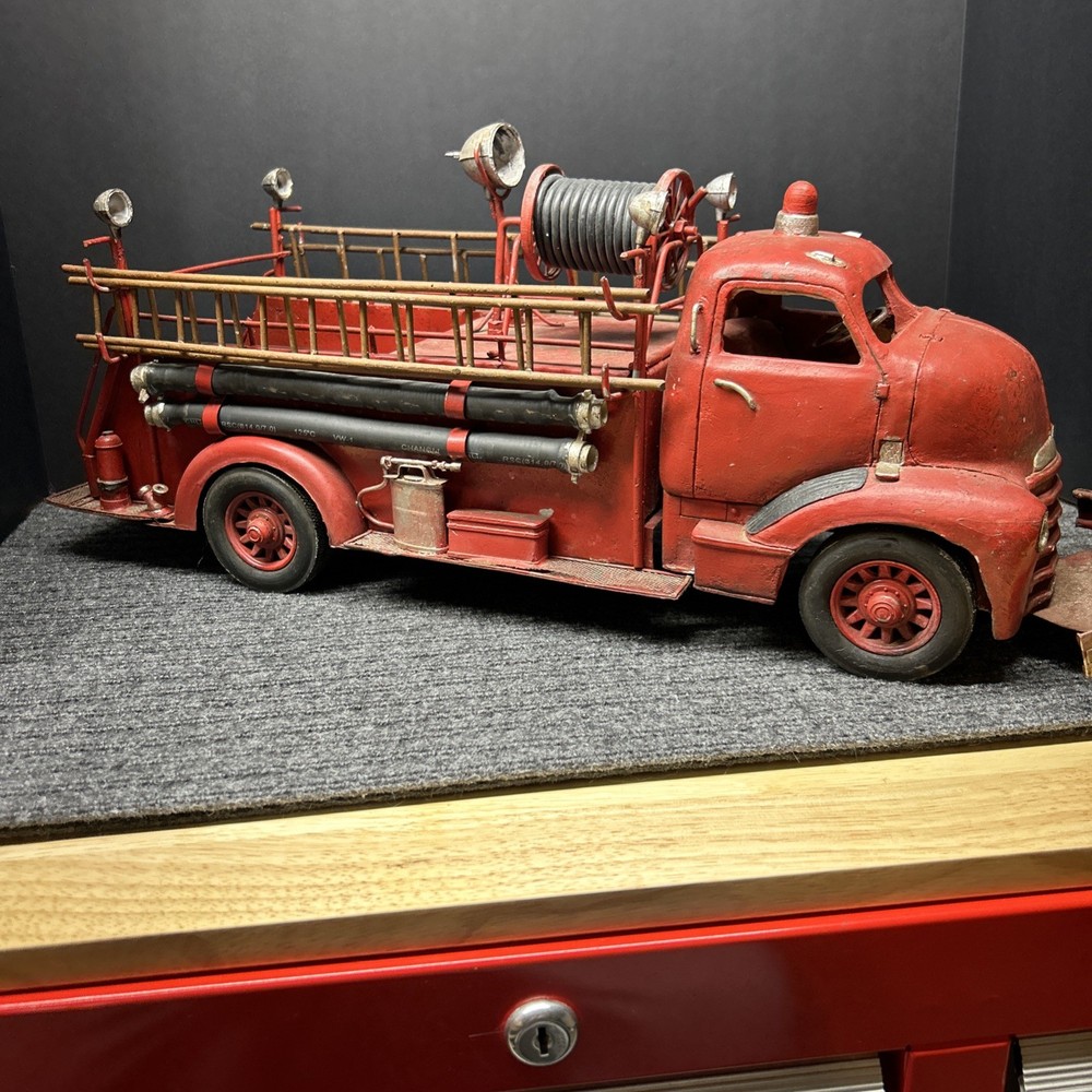 Antique Metal Fire Engine. Removable Side Ladders. In Good Condition .￼