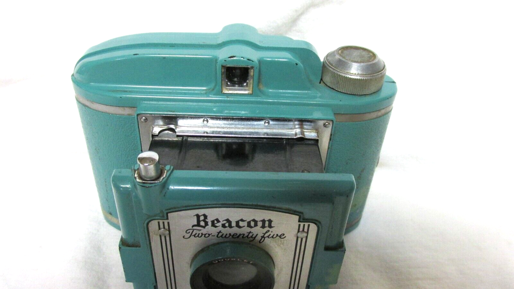 VINTAGE 1950s BEACON TWO TWENTY FIVE CAMERA