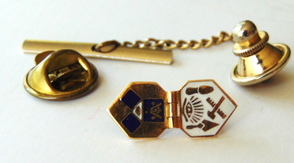 MASONIC, HINGE FLIP SQUARE & COMPASS LAPEL PIN, OR TIE TACK. VERY RARE.