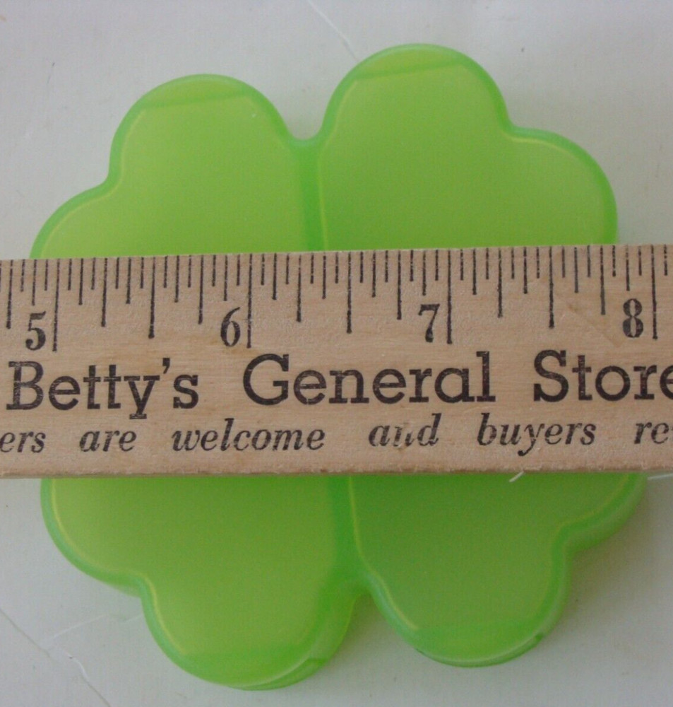 Green Heart/Shamrock Shaped Box Plastic Container w 4 Sections 3.25"
