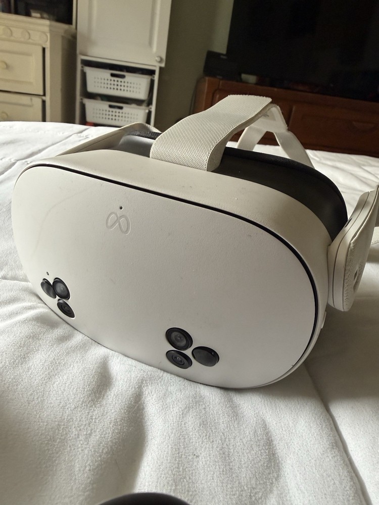 Meta Question 3S Batman VR Headset Bundle 128GB