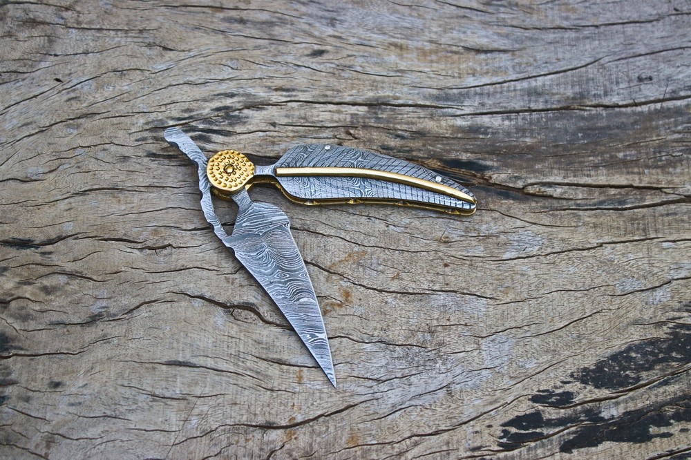 Leaf Design Beautiful handmade Damascus steel folding knife