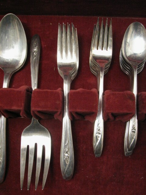 IS INTERNATIONAL SILVER TULIP PLATED FLATWARE SET SILVERWARE 46 PIECES W/BOX