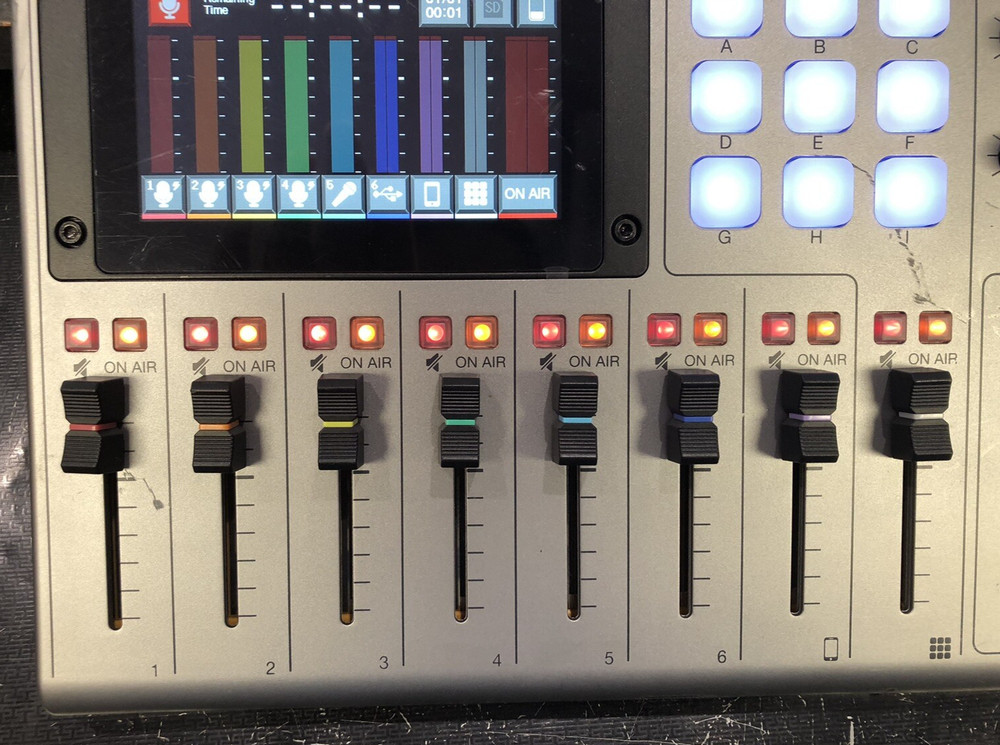 Zoom PODTRAKP8 Podcast Recorder Tracking