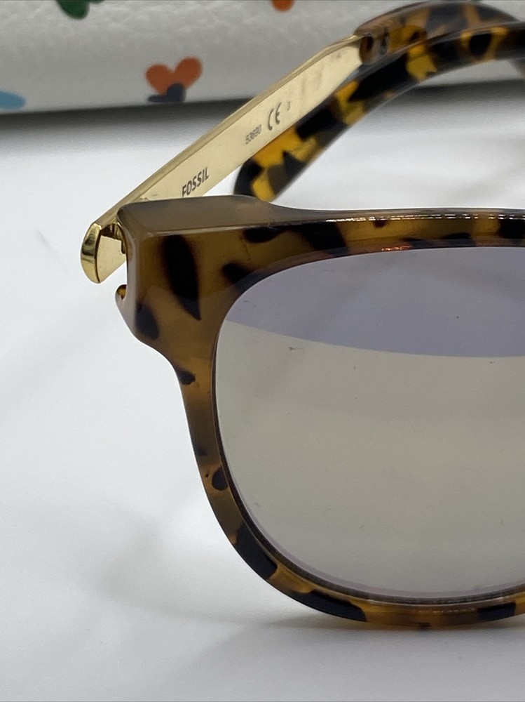 Fossil Sunglasses Glasses & Hard Case White With Hearts Magnet Closure - EUC