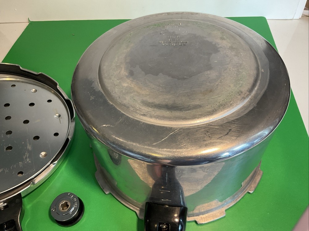 Vintage Presto Model 01282 8-Quart Pressure Cooker