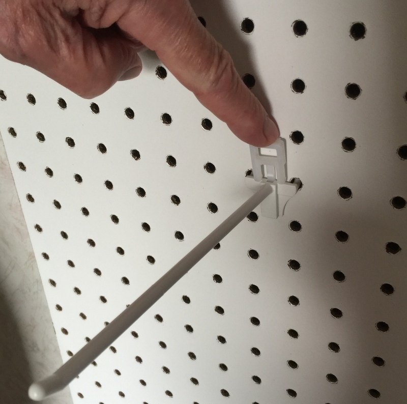 (100 PACK) 2 Inch Locking White Plastic Pegboard Peg Hooks (100 Locks, 6 Keys)