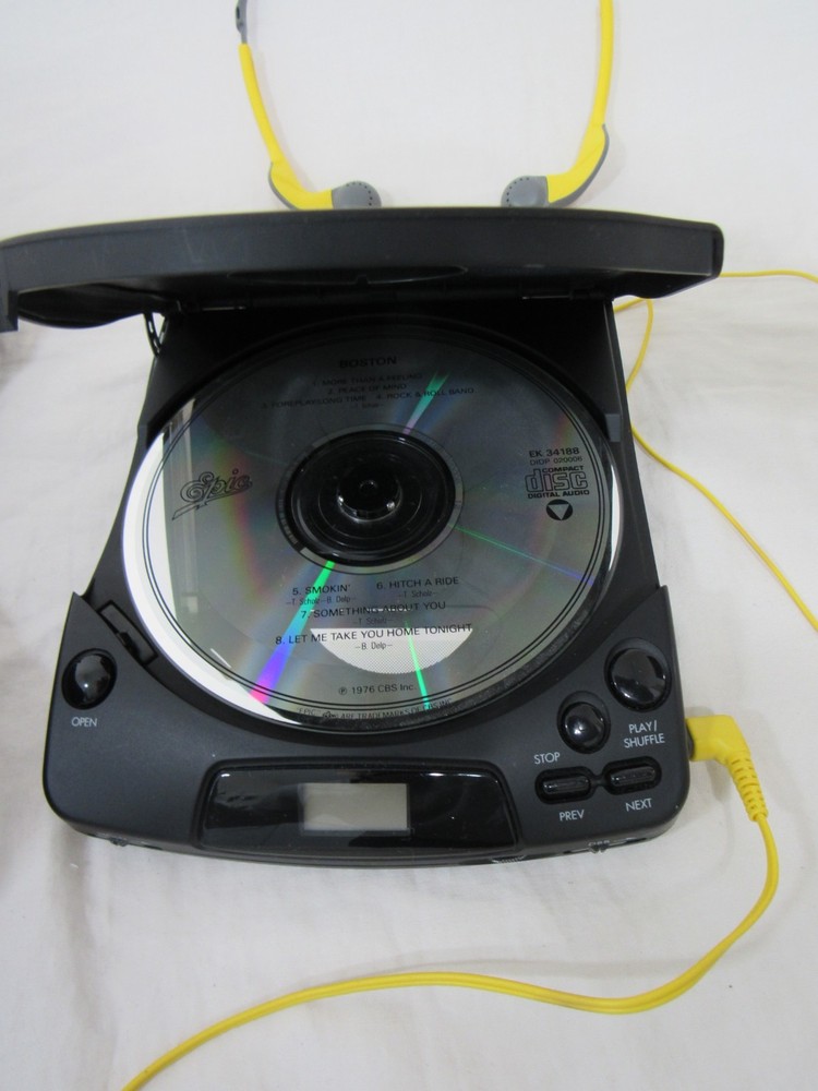 Magnavox AZ6828 vintage portable CD player with digital Servo processing