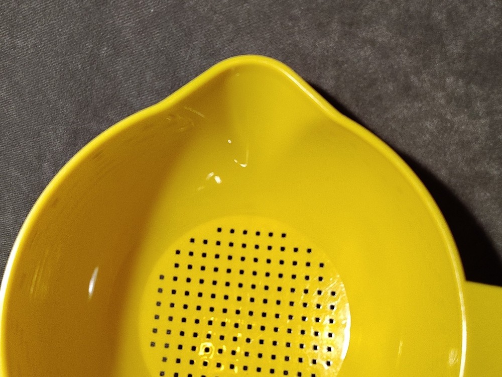 EUC Vintage Tupperware #1200 Yellow 1 Quart Strainer Colander
