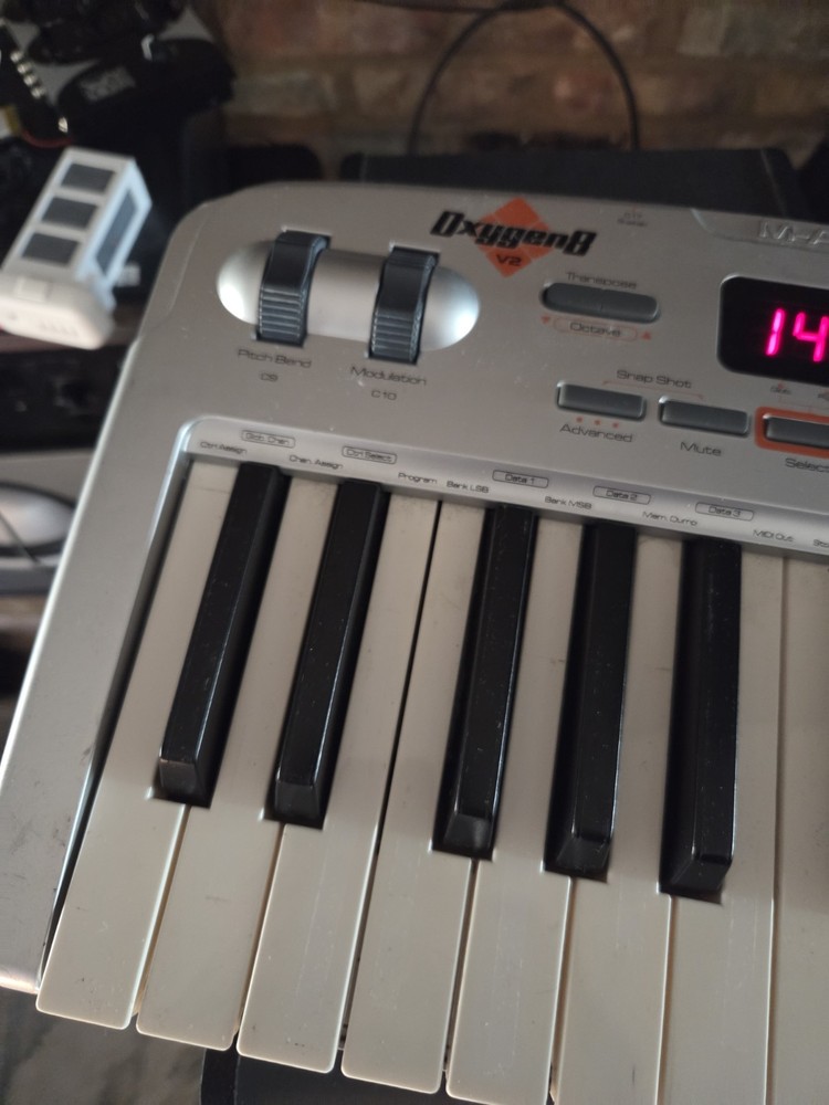 M-Audio Oxygen8 v2 25-Key MIDI USB Keyboard Controller Pitch Mod Faders Knobs