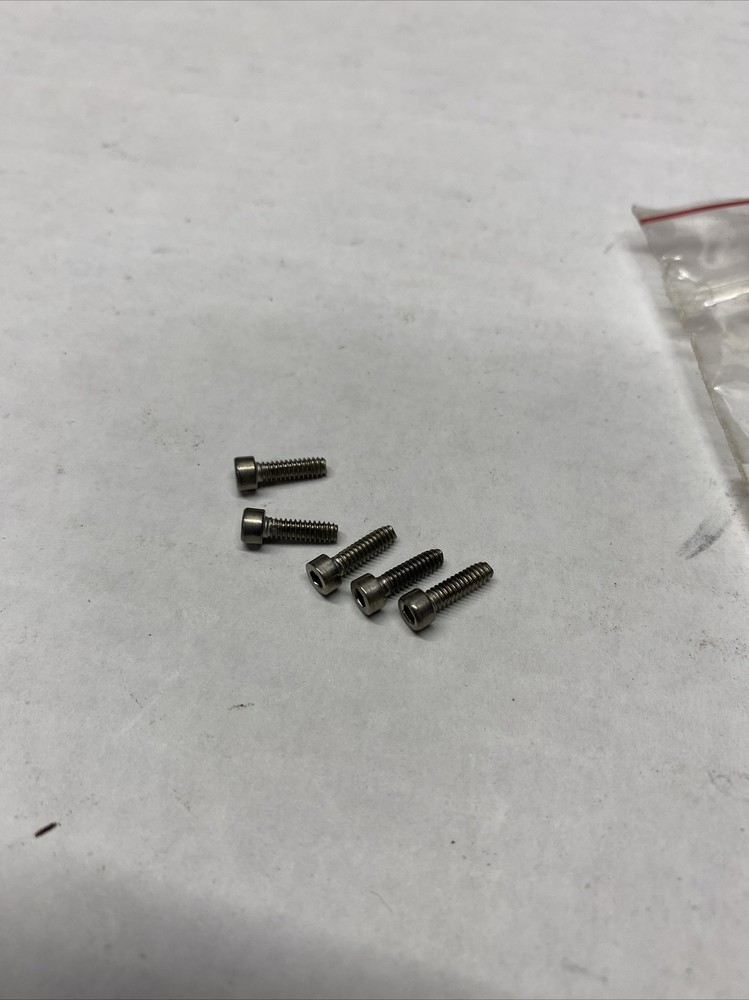 Five  OEM Evinrude  Johnson Screws  329054  BB-324