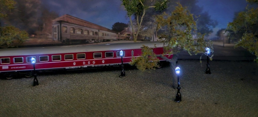 FIBER OPTIC LAMP POST KIT (8) / Z-SCALE -  Individual LED sources