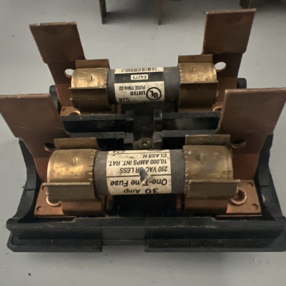 GENERAL SWITCH CORP 30 AMP FUSE PULL OUT HORIZONTAL SLOT