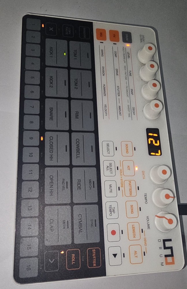 IK Multimedia UNO Drum Analog Drum Machine Groovebox MIDI USB