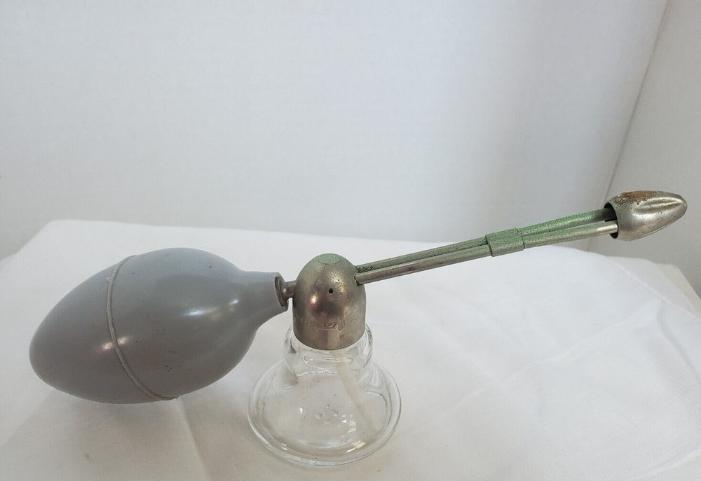 DeVilbiss Adjustable atomizer No 127 in original-clear glass-box is not mint