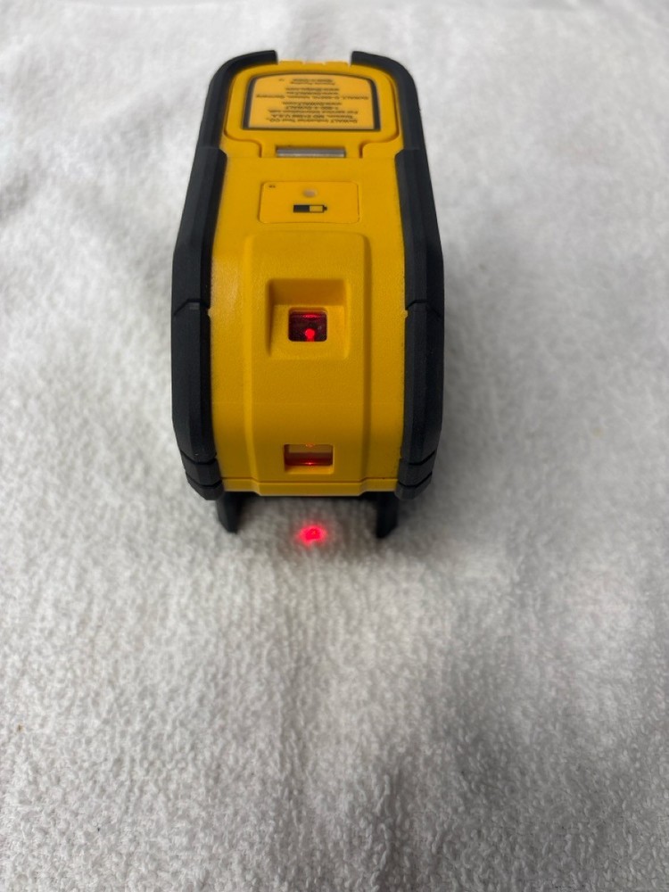PRE-OWNED DEWALT LASER LEVEL DW083 WITH CASE (P23016437)