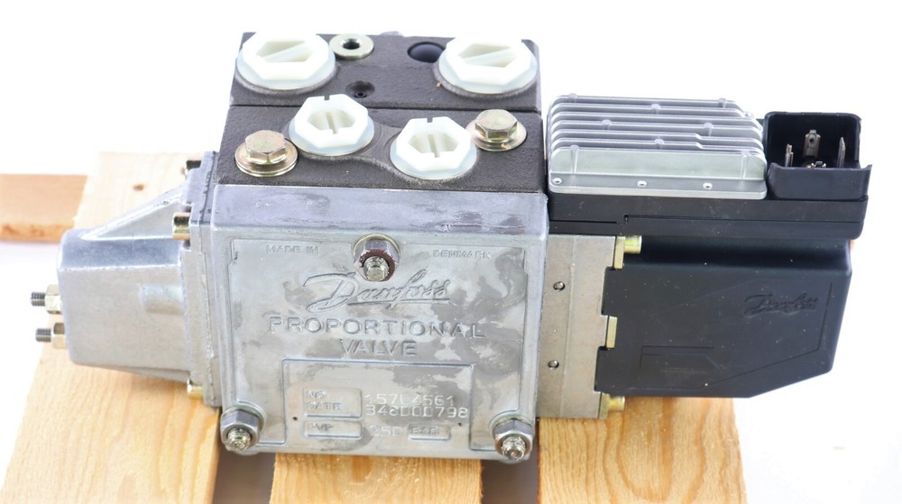 New 157U4561 Danfoss Hydraulic Control Valve