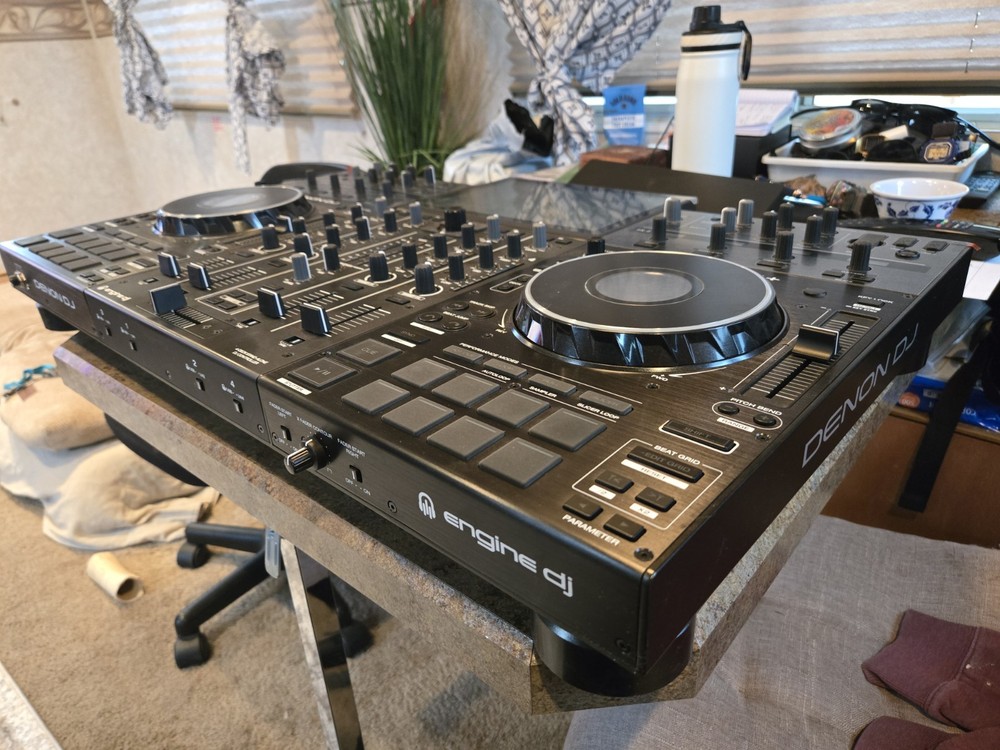 Denon DJ Prime 4 + Plus Standalone Controller with Rolling Flight Case 500gb SSD