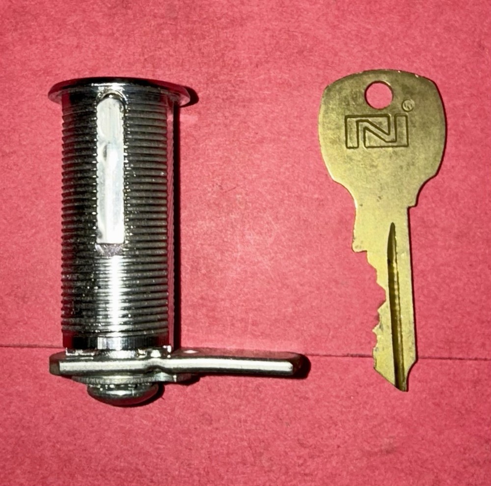 MISC Trailer lock with key 0946 used