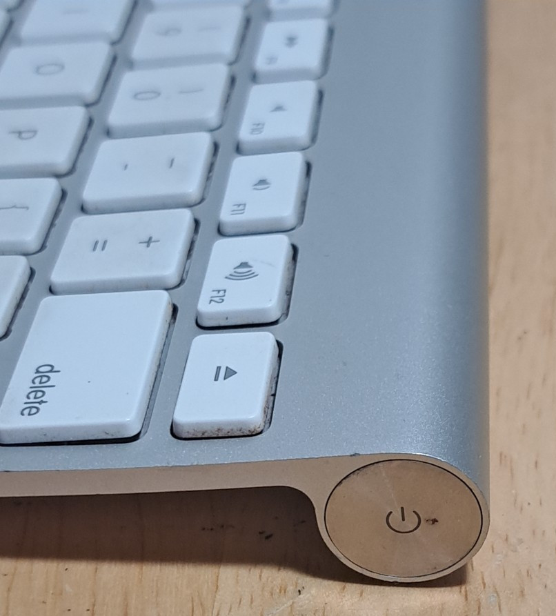 Apple A1314 Wireless/Bluetooth Keyboard Silver