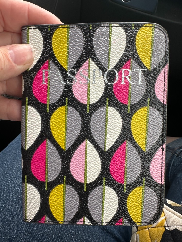VERA BRADLEY PASSPORT BOOK COVER Moon drops EUC