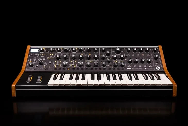 Moog Subsequent 37 Analog Synth /keyboard 37 key in box ARMENS