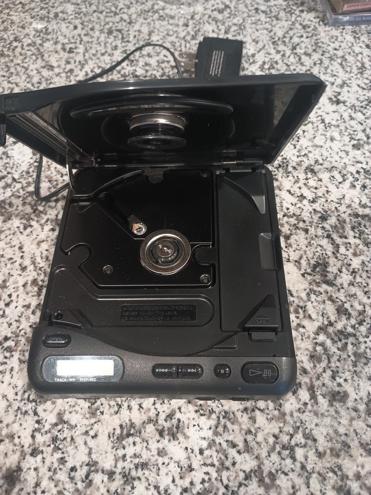 SONY DISCMAN D-11 PERSONAL/PORTABLE (CD)