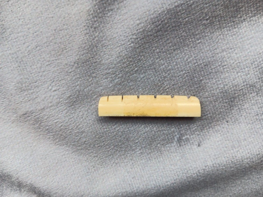 Vintage unbranded bone guitar nut, white
