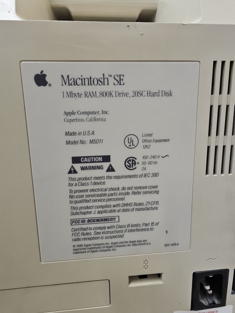 Vintage Apple Macintosh SE M5011 All-in-One Computer – Powers On