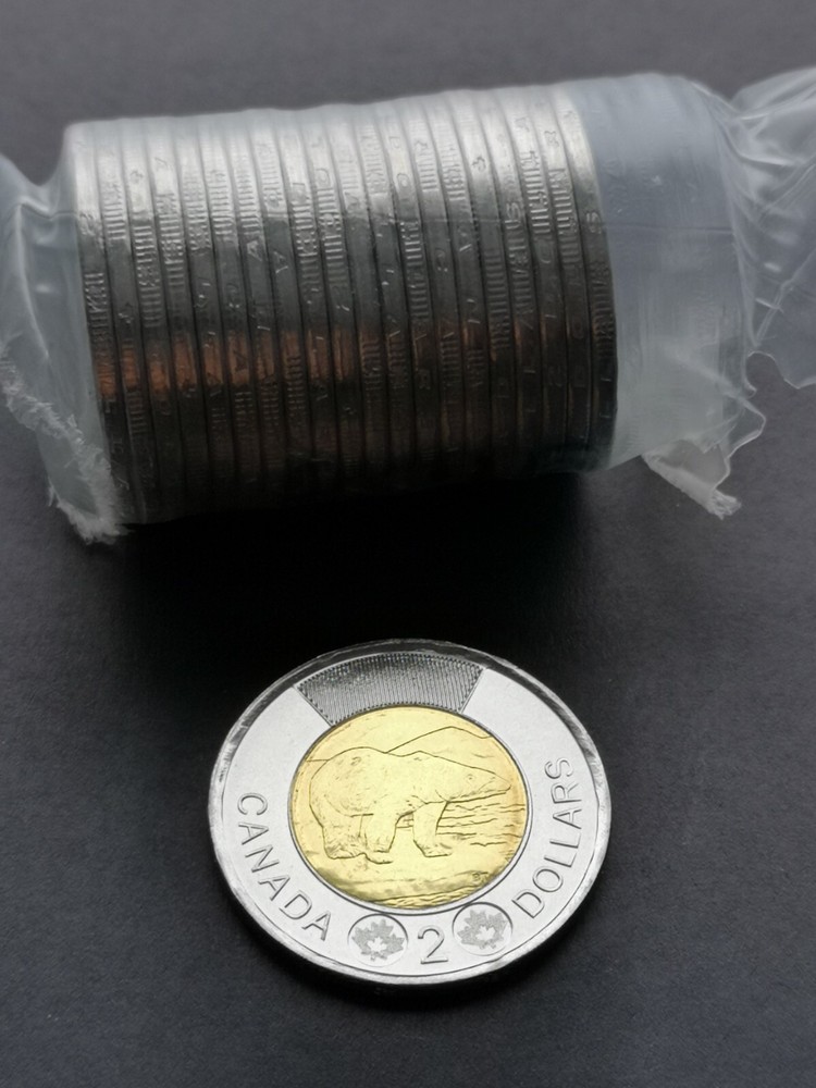 ***CANADA TOONIE 2015 *** FROM MINT ROLL ***