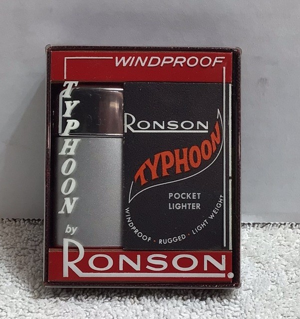 Vintage Ronson typhoon lighter in original box == Untested ==