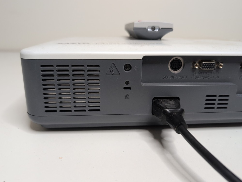SANYO PRO XTRAX MULTIVERSE PLC-XU75 PROJECTOR Tested