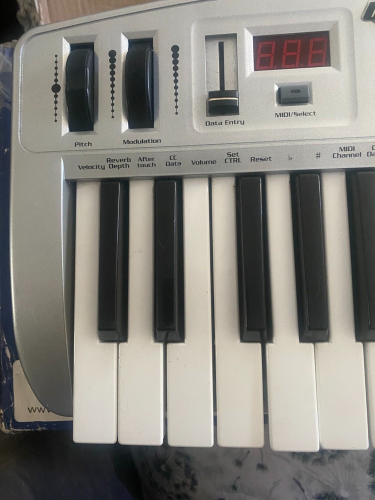 M-Audio Ozone *Midi Keyboard & interface *USB controller *mobile workstation