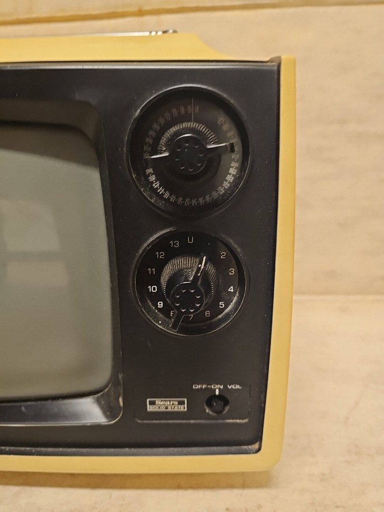 Vintage TV Sears Roebuck Co. SOLID STATE 1970's Pull Button Model 564 Television
