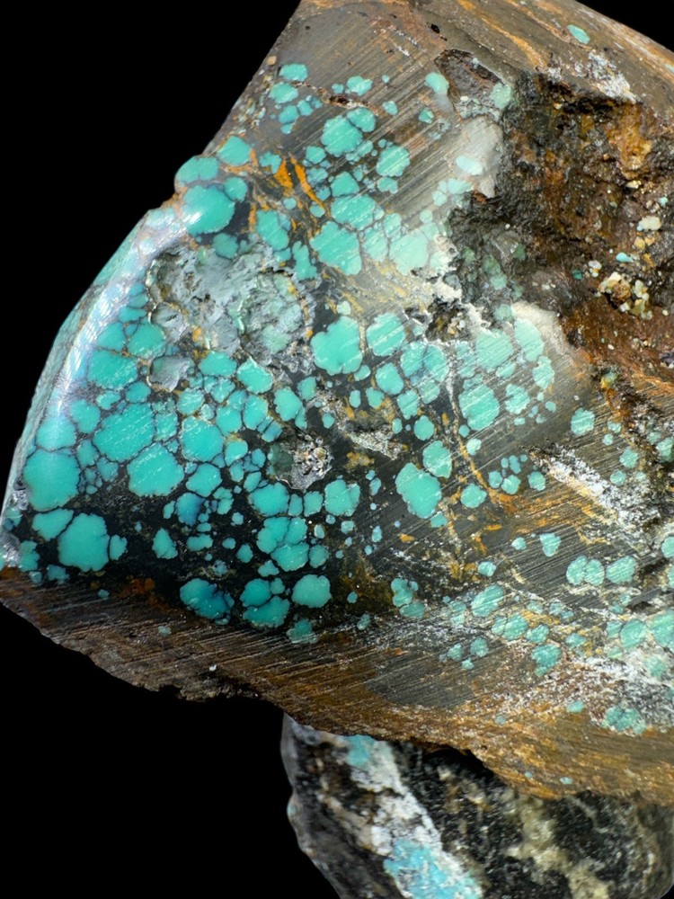 Stabilized hubei turquoise rough