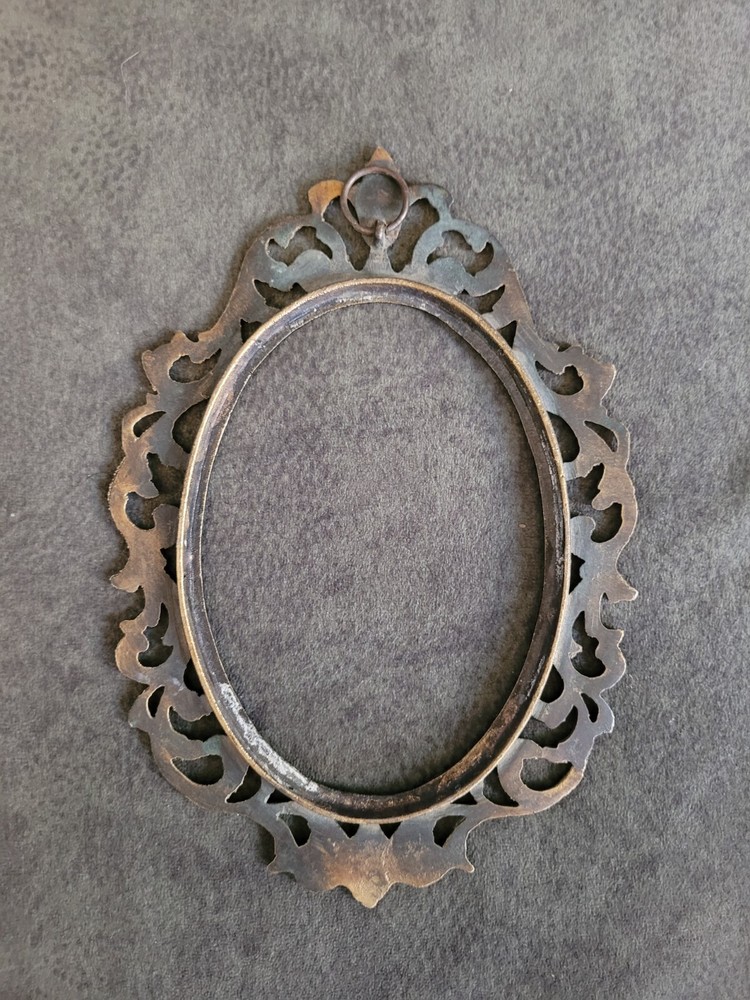 BRONZE MEDIUM SIZE RARE OVAL FRAME 17x24 cm.