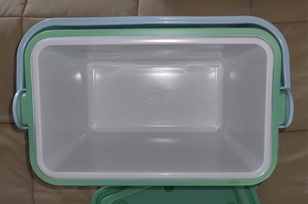 SunnyLife Beach Cooler With Built-In Bluetooth Speaker
