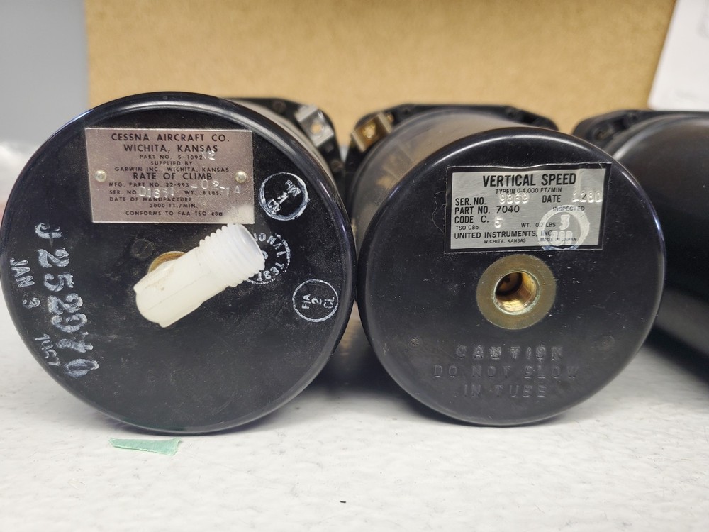 Lot of 6 Vertical Speed Indicators - read description