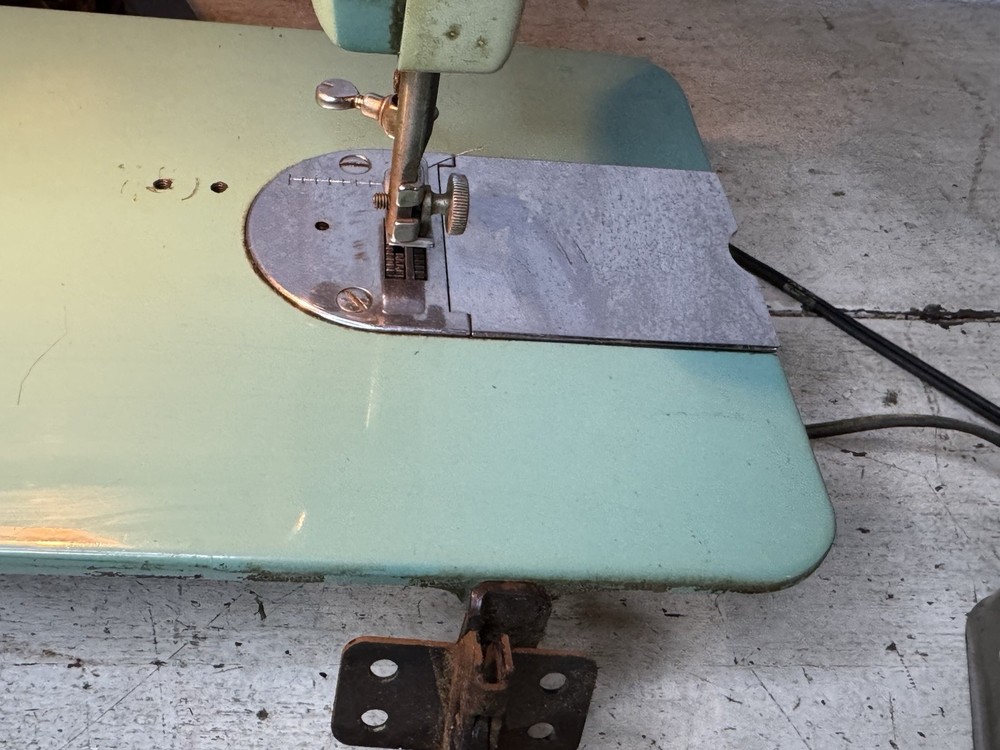 Vintage White Zig Zag Stitcher Sewing Machine Model 1315 Turquoise Works