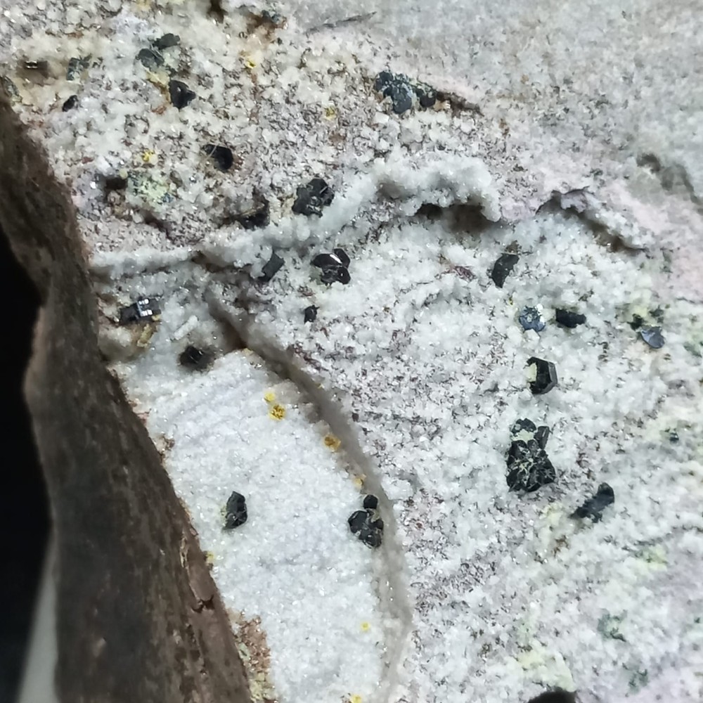 Osumilite, Tridimite