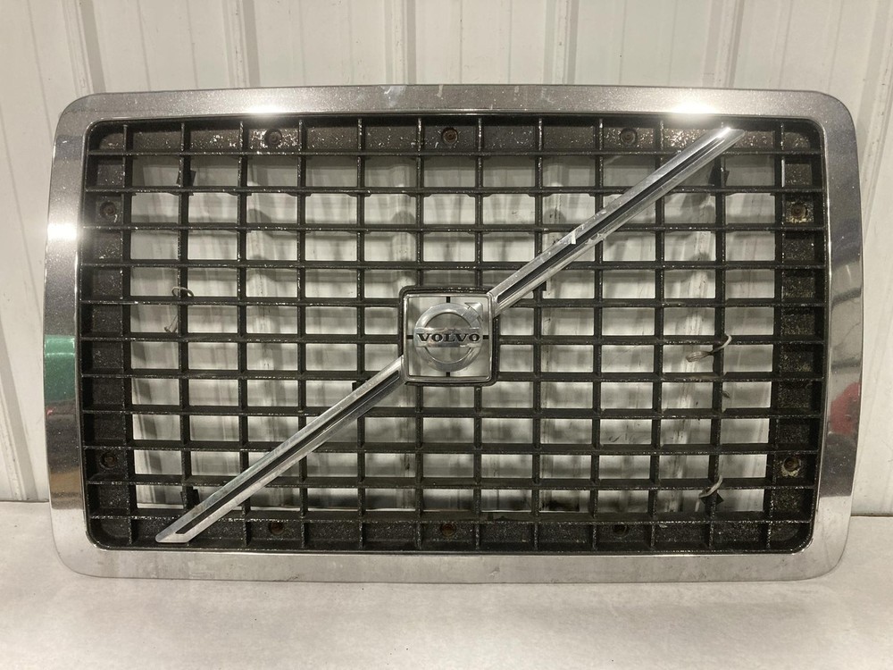2003-2017 Volvo VNL Grille - Used